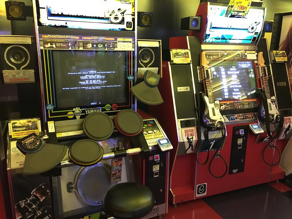 [Image: japanese_arcades-14-guitar_freaks_and_dr...achine.jpg]